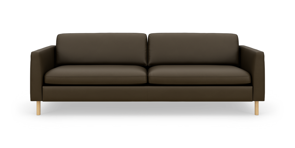 Brun tresæders sofa med rene linjer og træben, frilagt på hvid baggrund.
