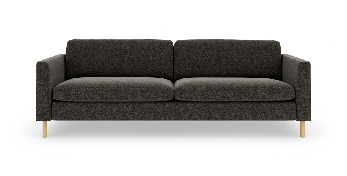 Mørkegrå 3-personers sofa med lyse træben, frontvisning i studie.