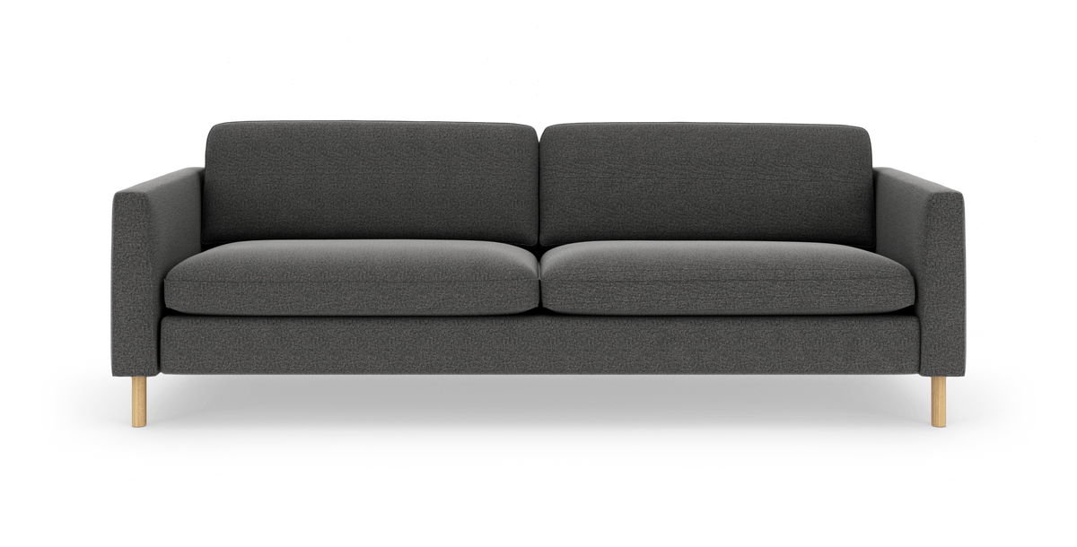 Mørkegrå tresæders sofa med træben, frontvisning på hvid baggrund.