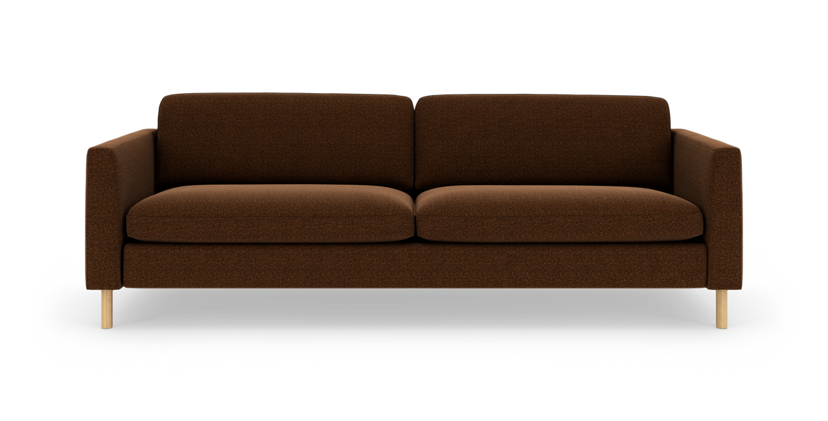 Brun 2-personers stofsofa med lige armlæn og lyse træben, frontvisning i studie.