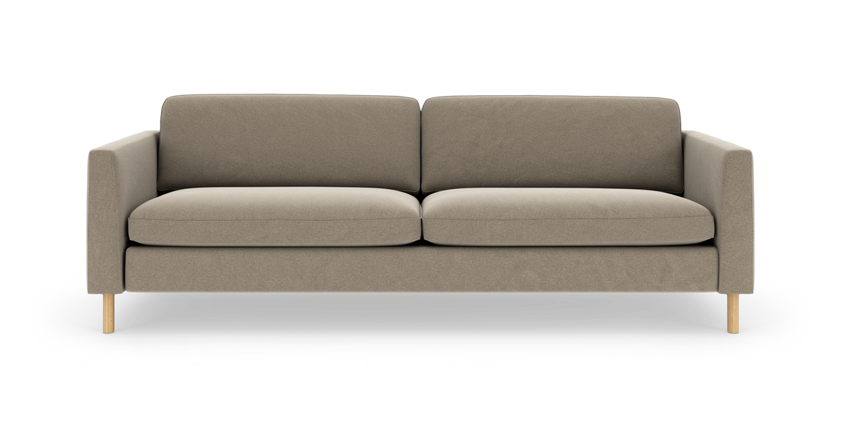 Beige sofa med lige armlæn og træben, fotograferet forfra på hvid baggrund.