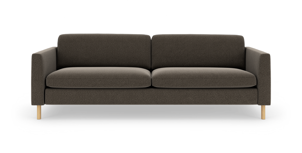 Mørkegrå 3-personers sofa med lige armlæn og lyse træben, frilagt mod hvid baggrund.