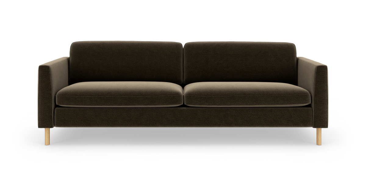 Mørkebrun 3-personers sofa med rette armlæn og lyse træben, frontal produktfoto.