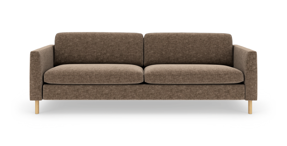 Brun 2-personers sofa med lige armlæn og lyse træben, centreret mod hvid baggrund.