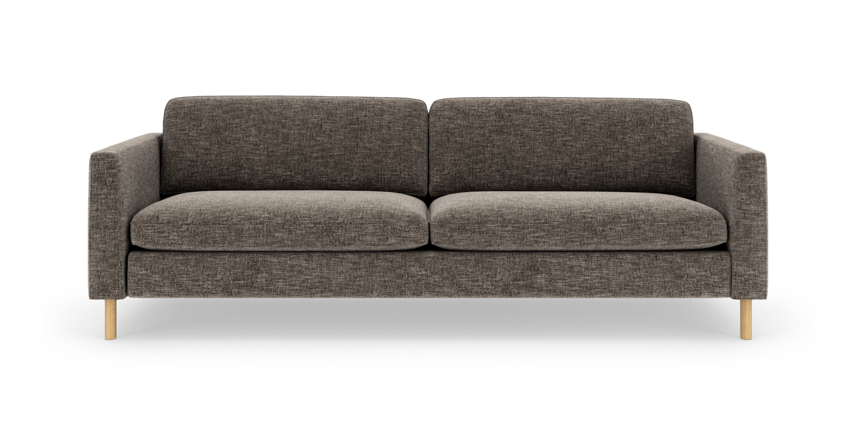 Brungrå trepersoners sofa med lige armlæn og lyse træben, frontvisning mod hvid baggrund.