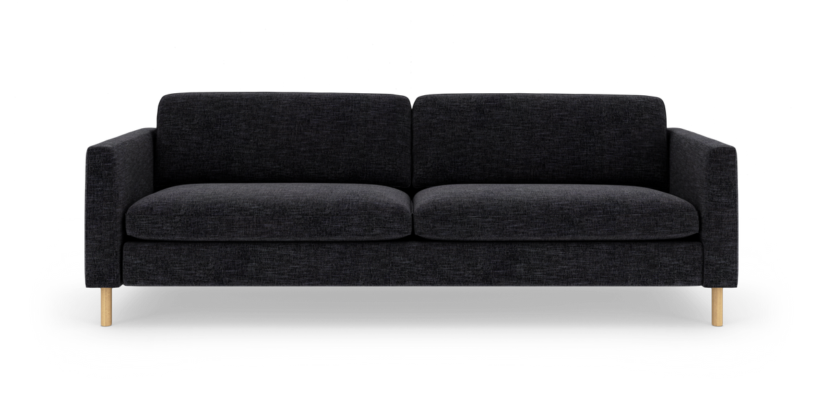 Mørkegrå tresæders stofsofa med lyse træben, frontvisning på hvid baggrund.