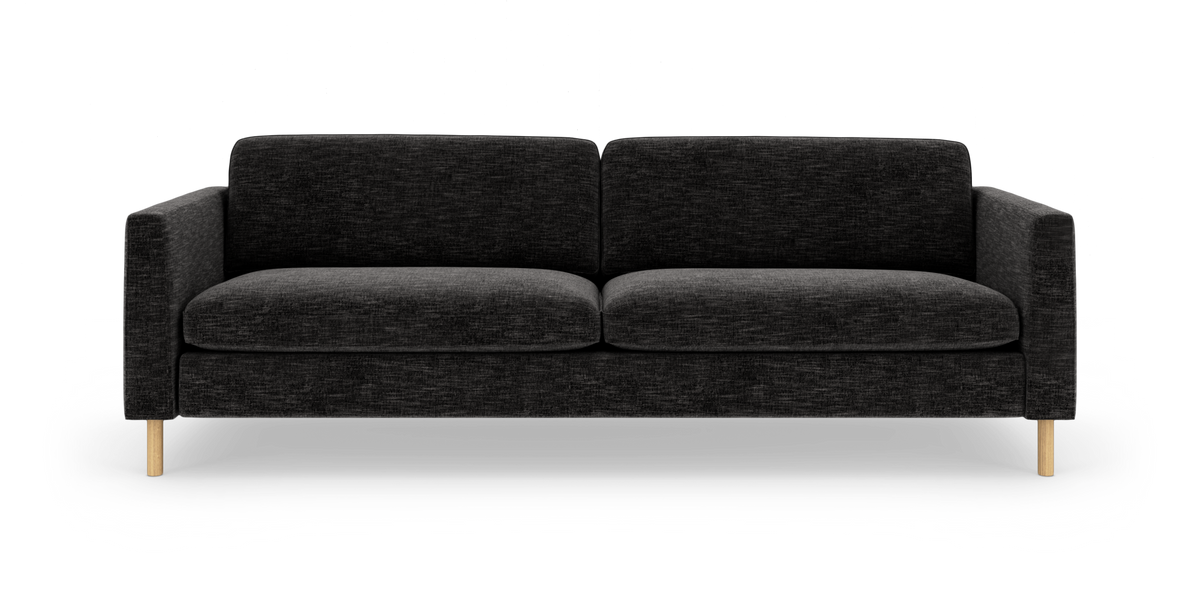Mørkegrå tresæders sofa i stof med lige armlæn og lyse træben, set forfra.