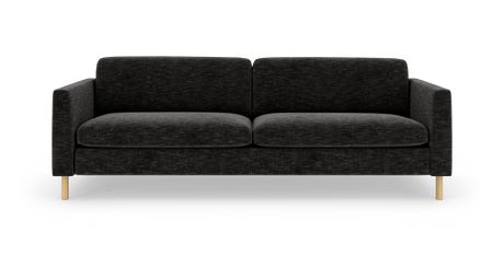 Mørkegrå tresæders sofa i stof med lige armlæn og lyse træben, set forfra.