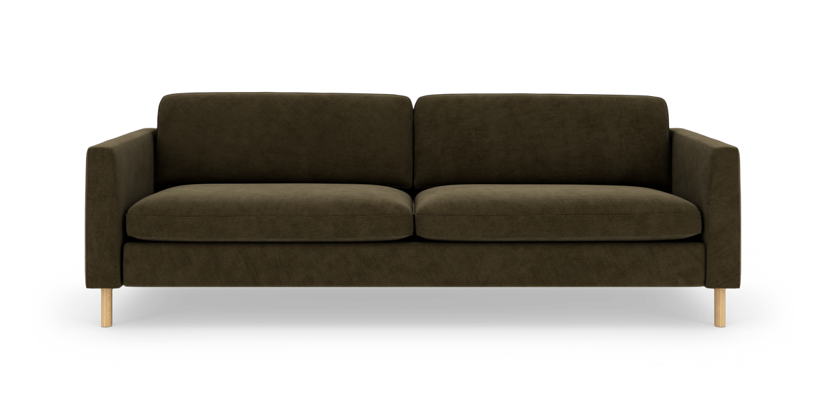 Mørk olivgrøn 3-personers sofa med lige armlæn og lyse træben, frontvy på hvid baggrund.
