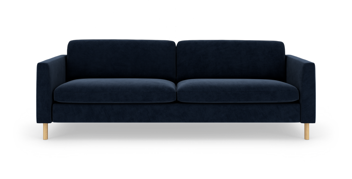 Mørkeblå 3-personers sofa med lige armlæn og runde træben, frilagt på hvid baggrund, set forfra.