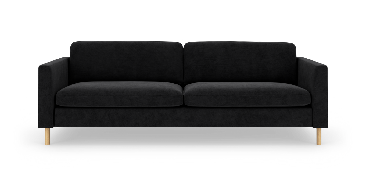 Sort 3-personers sofa med lige armlæn og lyse træben på hvid baggrund.