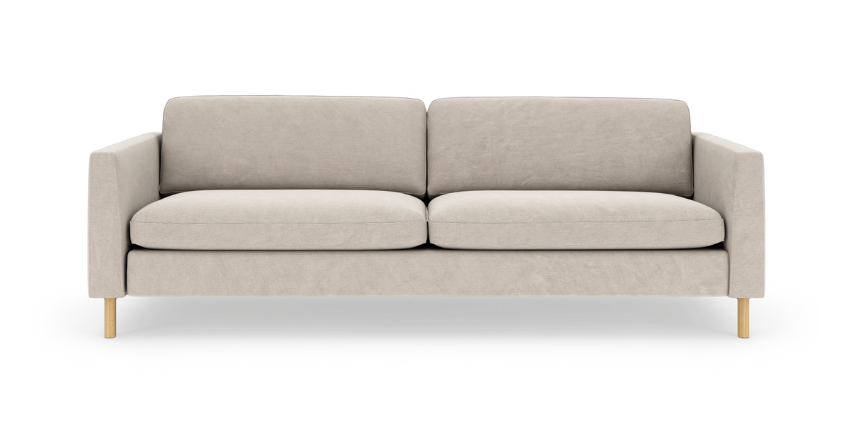 Beige tresæders sofa med rette armlæn og træben på hvid baggrund.