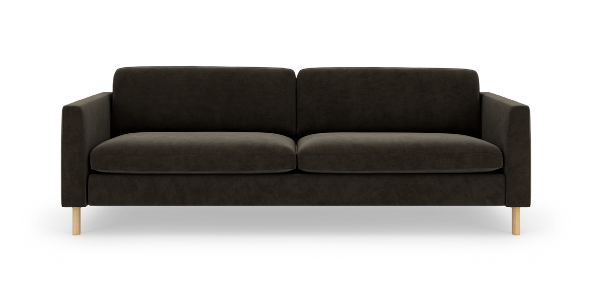 Mørkegrå 3-personers sofa med lige armlæn og lyse træben, frontvisning på hvid baggrund.