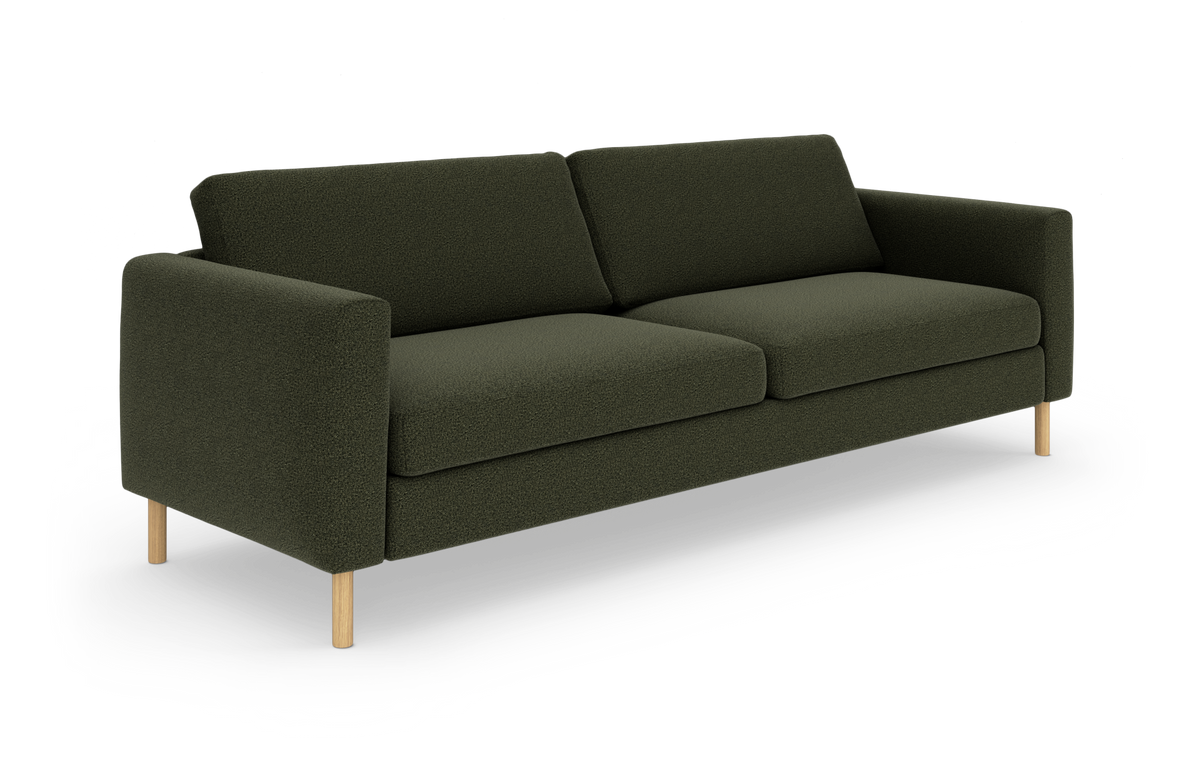 Mørkegrøn tresæders sofa med lige armlæn og lyse træben, frilagt mod hvid baggrund.