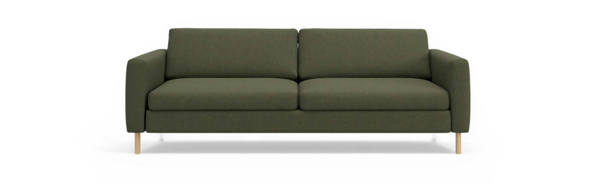 Grøn 2-personers sofa med lige armlæn og træben, set forfra.