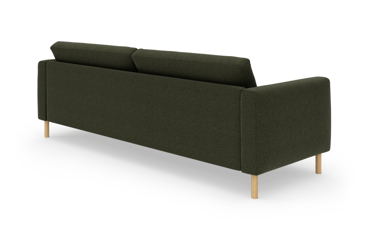 Mørkegrøn 3-personers sofa i stof med runde armlæn og lyse træben, set bagfra i vinkel.