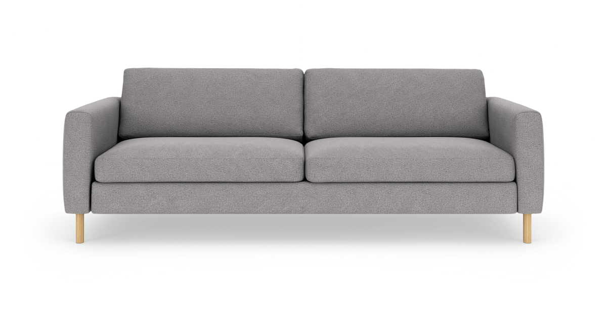 Grå tresæders sofa med træben, fotograferet forfra på hvid studiobaggrund.