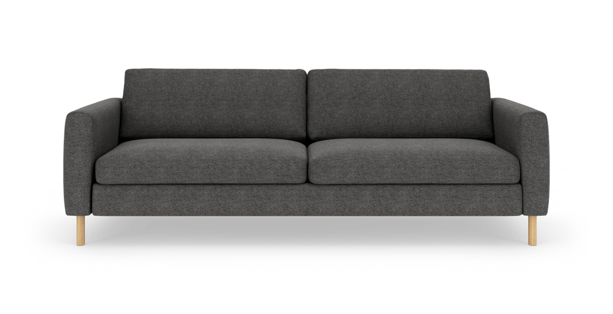 Mørkegrå tresæders sofa i stof med lyse træben, fotograferet forfra på hvid studiobaggrund.