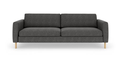 Mørkegrå tresæders sofa i stof med lyse træben, fotograferet forfra på hvid studiobaggrund.
