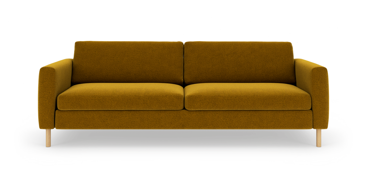 Sennepsgul 3-personers sofa med træben, frontvisning på hvid baggrund.