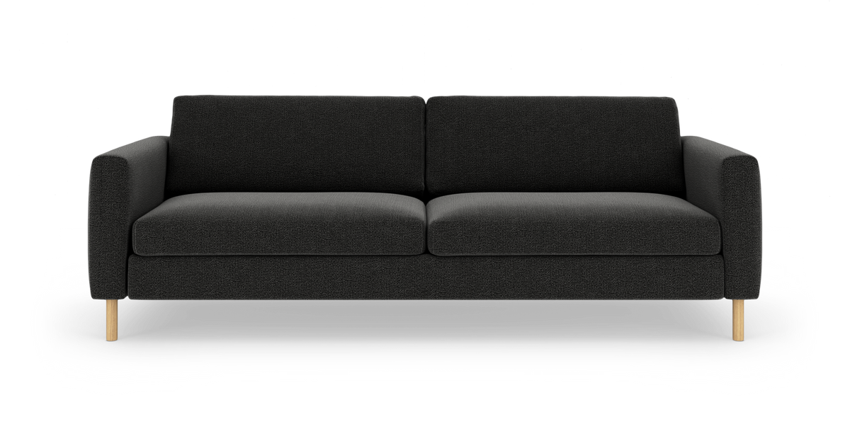 Mørkegrå tresæders sofa med lige armlæn og lyse træben på hvid studiobaggrund.