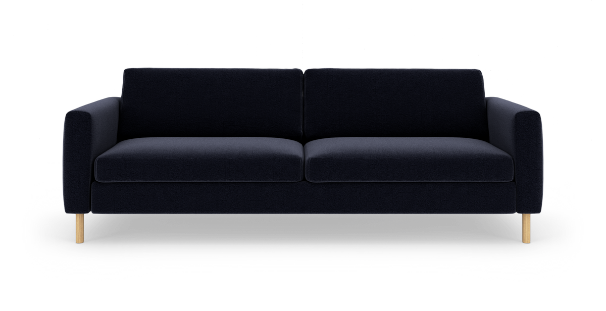 Mørkeblå/sort tresæders sofa med træben, frilagt på hvid baggrund i frontvy.