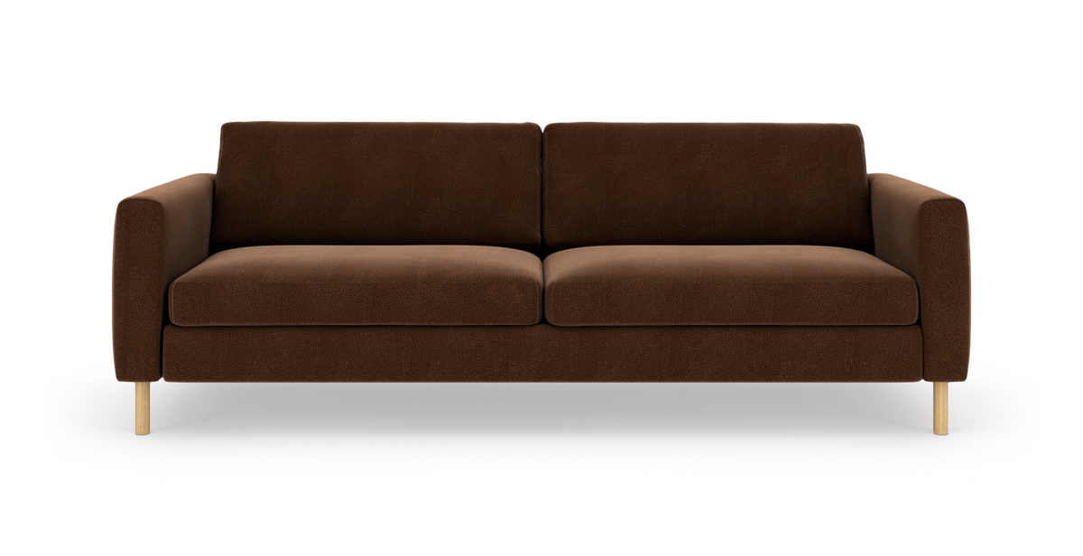 Brun 3-personers sofa med lige armlæn og lyse træben, isoleret på hvid baggrund.