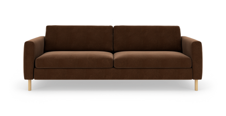 Brun 3-personers sofa med lige armlæn og lyse træben, isoleret på hvid baggrund.
