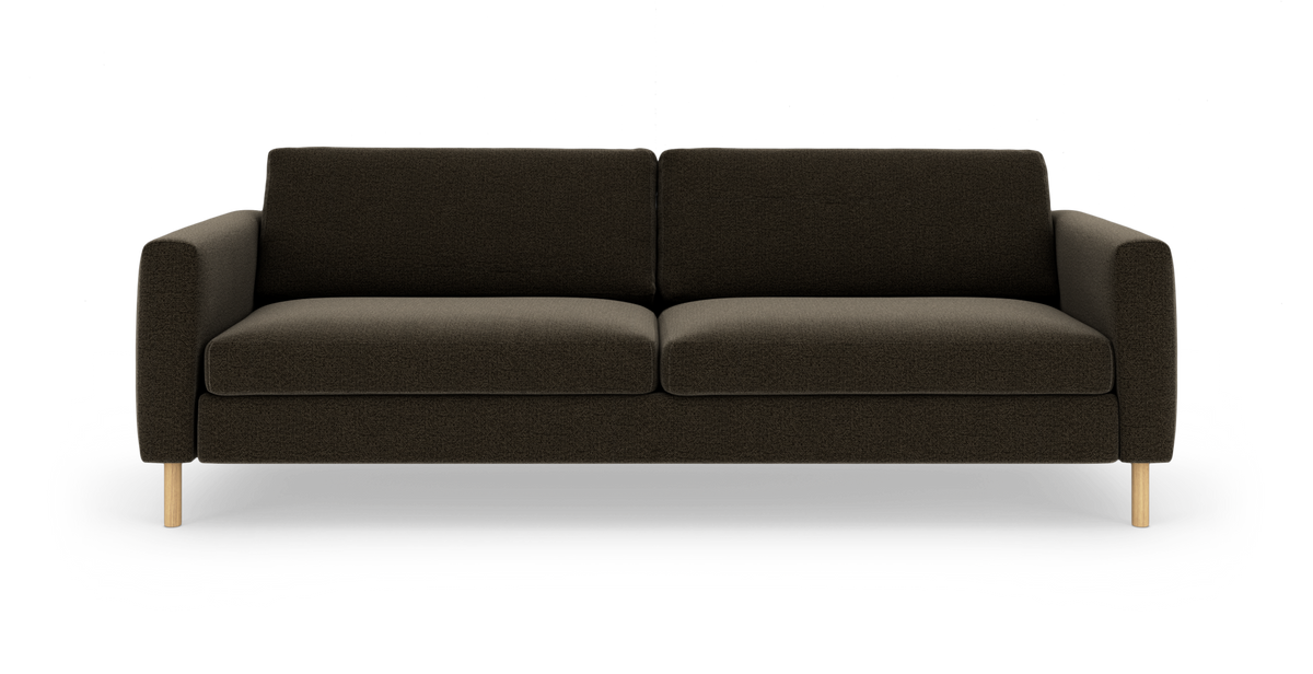 Mørkebrun, to-sædet sofa med to sædehynder og lyse træben, fotograferet direkte forfra.