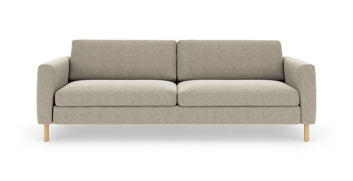 Beige tresæders sofa med afrundede armlæn og træben, set forfra.