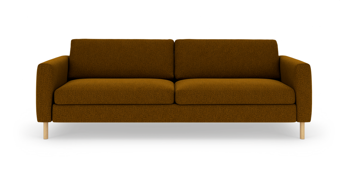 Brun tresæders sofa med afrundede armlæn og lyse træben, frilagt på hvid baggrund.