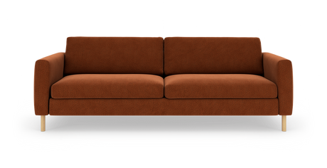 Rustfarvet trepersoners sofa med lige armlæn og lyse træben, frilagt på hvid baggrund.