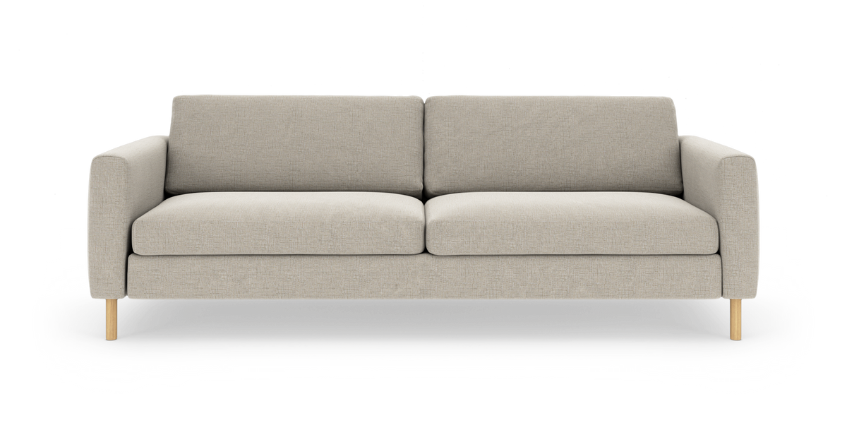 Beige sofa med to sædehynder, lige armlæn og lyse træben, frontvisning på hvid baggrund.