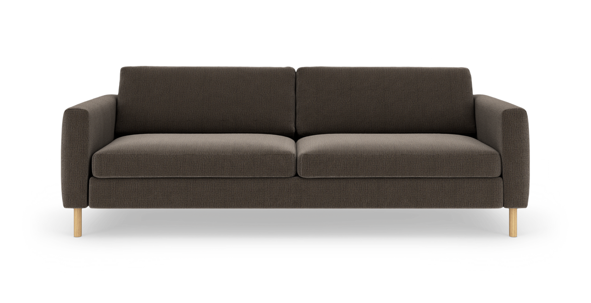 Mørkebrun sofa med lige armlæn og lyse træben, fritlagt mod hvid baggrund.
