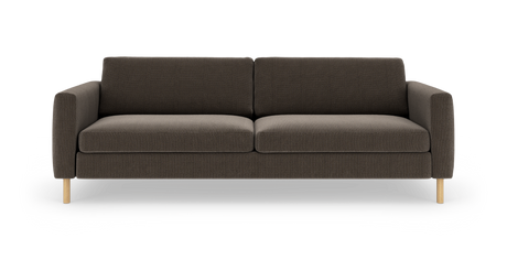 Mørkebrun sofa med lige armlæn og lyse træben, fritlagt mod hvid baggrund.