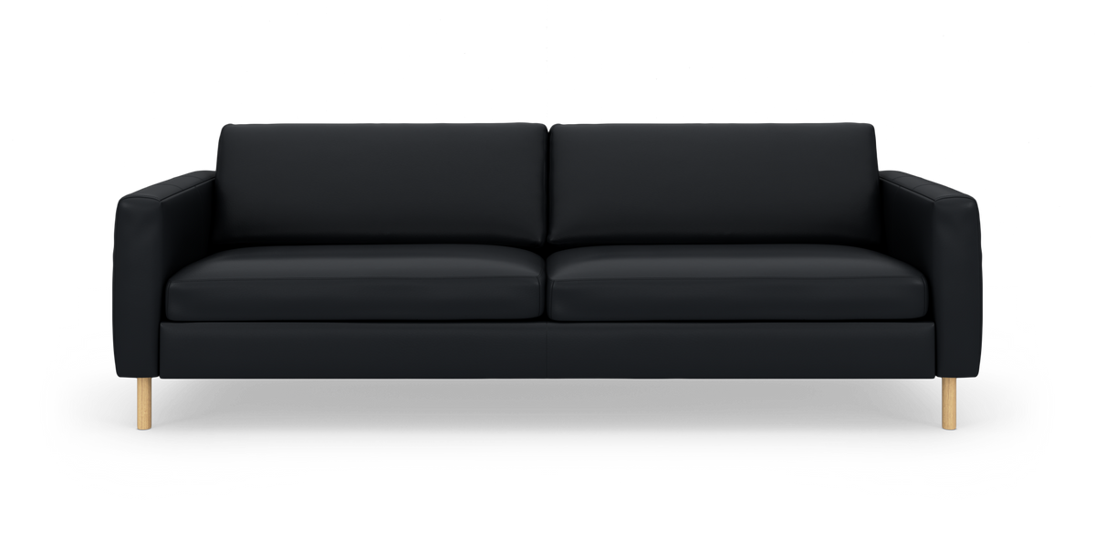 Sort tresæders sofa med træben set forfra, frilagt mod hvid baggrund.