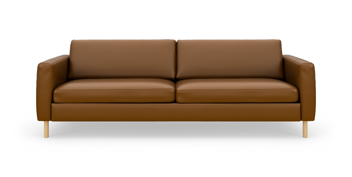 Brun lædersofa med lige armlæn og lyse træben, fotograferet forfra på hvid baggrund.