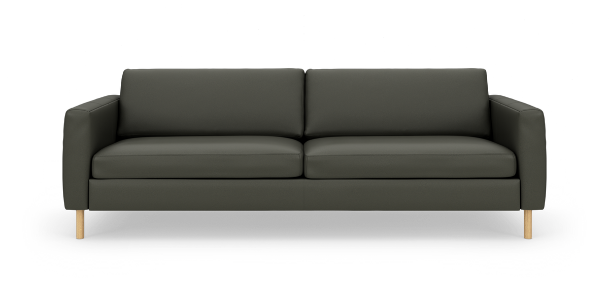 Mørkegrøn, moderne 3-personers sofa med glatte hynder og lyse træben, fotograferet lige forfra mod hvid studiebaggrund.