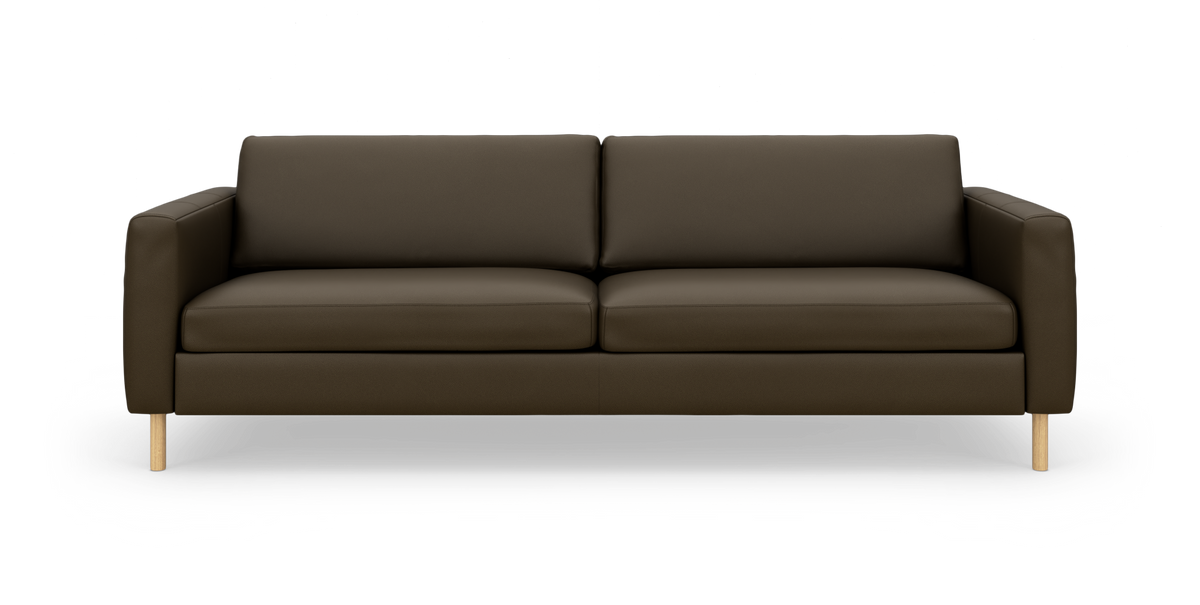 Mørkebrun sofa med lige armlæn og lyse træben, set forfra.