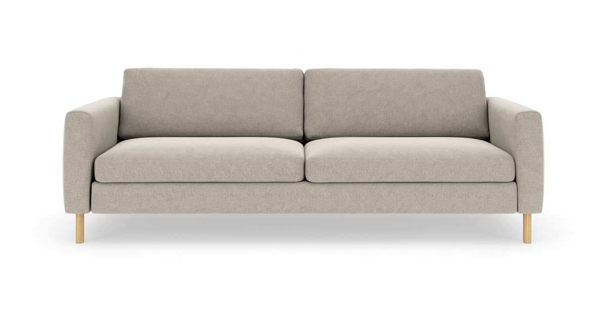 Beige 3-personers sofa med træben set forfra på hvid baggrund.
