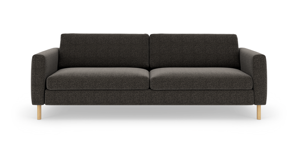 Mørkegrå tresædet sofa med lige armlæn og lyse træben, set forfra i studiemiljø.