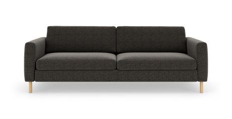 Mørkegrå tresædet sofa med lige armlæn og lyse træben, set forfra i studiemiljø.