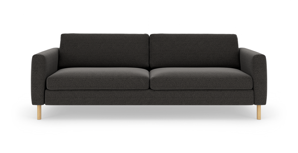 Mørkegrå tresæders sofa med træben, fotograferet forfra på hvid baggrund.