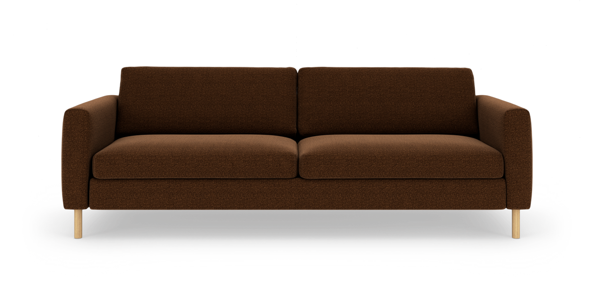 Brun 3-personers sofa i stof med lyse træben, set forfra mod hvid baggrund.