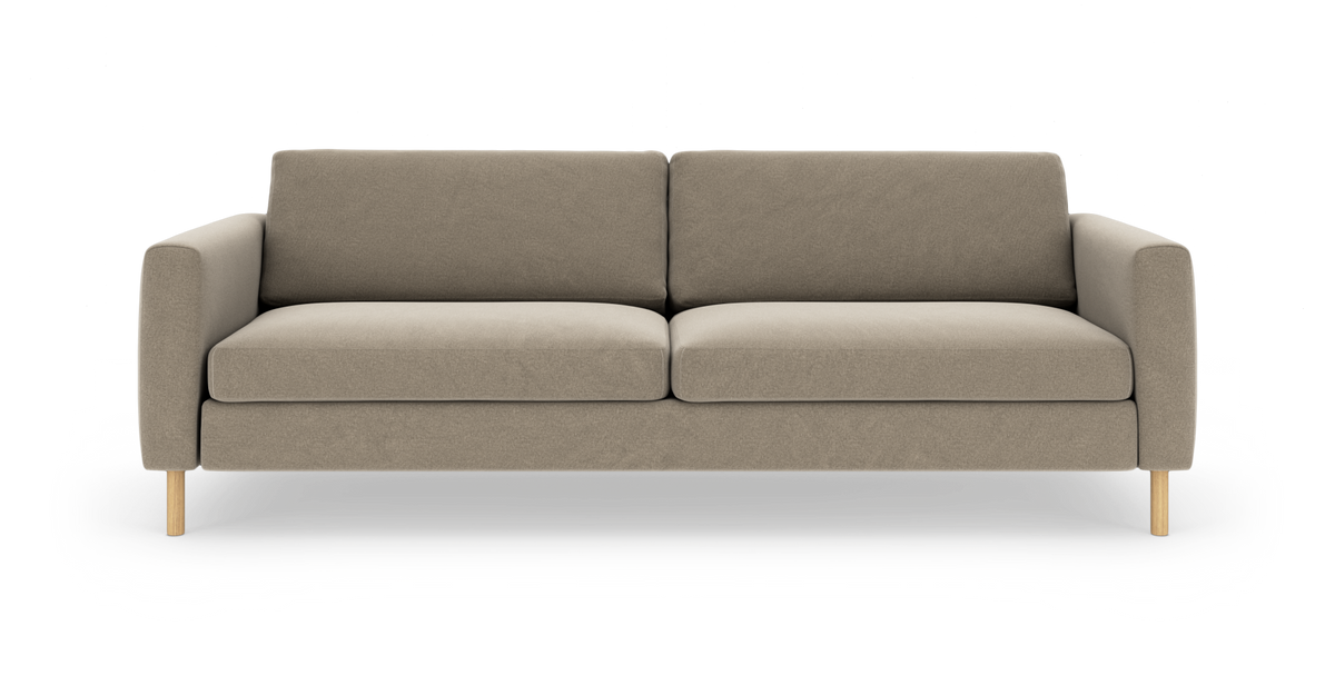 Beige 3-personers sofa med lige armlæn, to sæde- og ryghynder og lyse træben, frilagt på hvid baggrund.