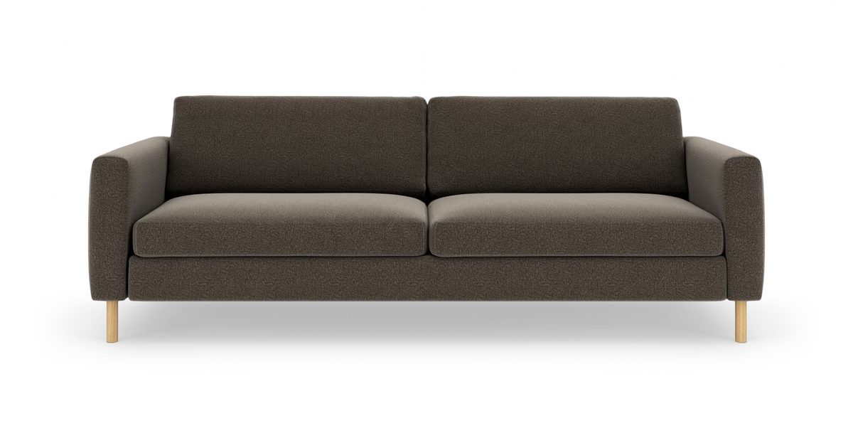 Mørkegrå tresædet sofa med to sæde- og ryghynder, lige armlæn og lyse træben, frilagt på hvid baggrund.