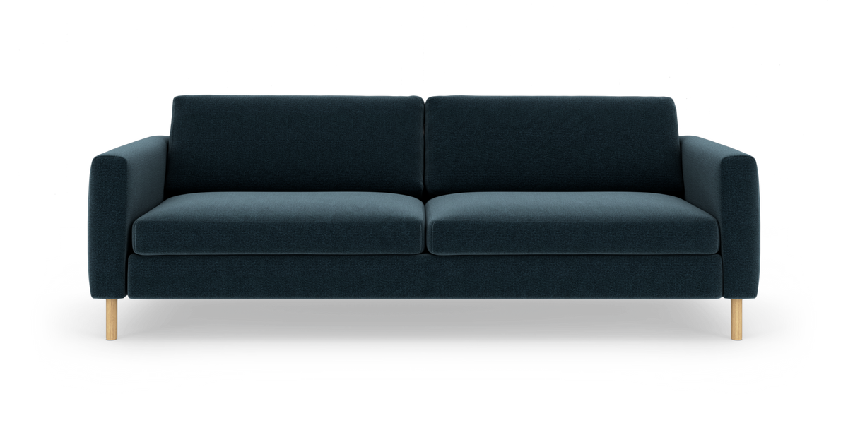 Mørkeblå, moderne 3-personers sofa med lige armlæn og lyse træben, frilagt på hvid baggrund.