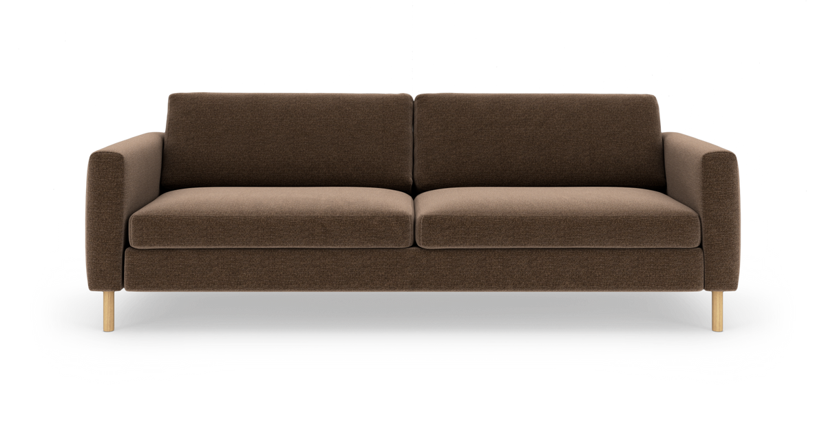 Brun 3-personers sofa i tekstil med lyse træben, fritlagt på hvid baggrund.