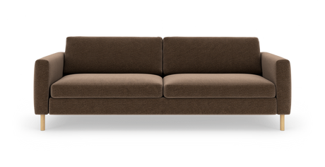 Brun 3-personers sofa i tekstil med lyse træben, fritlagt på hvid baggrund.