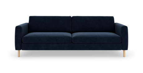 Mørkeblå tresæders sofa med træben, fotograferet forfra på hvid baggrund.